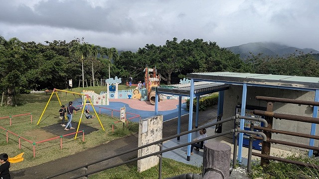 幼兒遊具和鞦韆