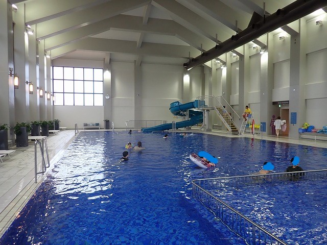 Fusaki海灘度假村的室內泳池