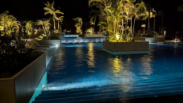 夜晚的 Fusaki Beach Resort 無邊際泳池
