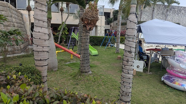 室外泳池旁的溜滑梯・蹺蹺板・泳圈