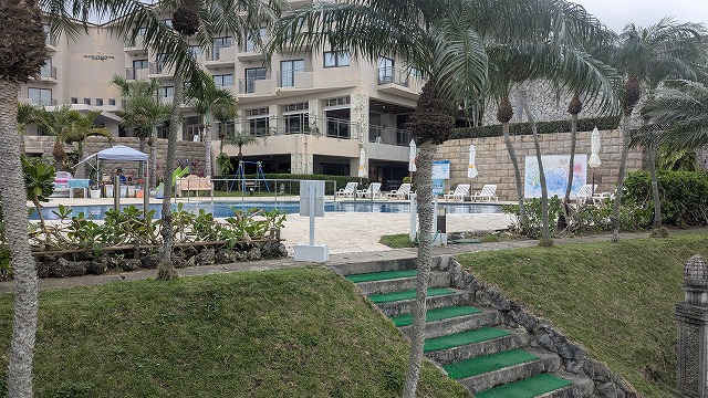 從泳池畔通往海邊的階梯和洗腳墊