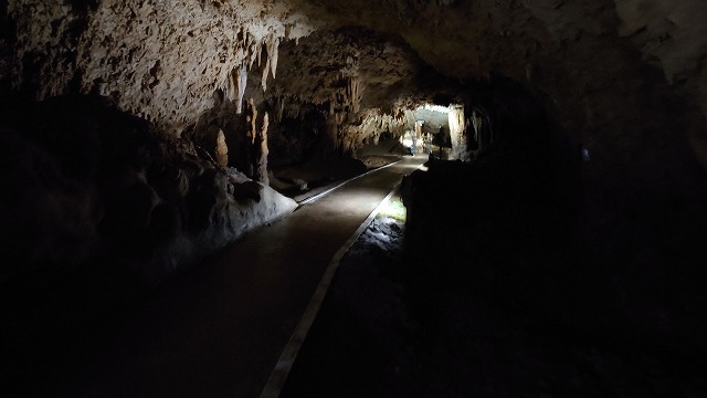 鐘乳洞通道與池