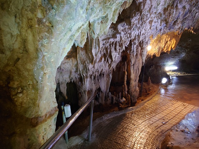 水潤的白色鐘乳石