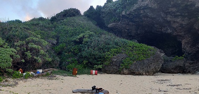 崎枝濱的懸崖和岩洞