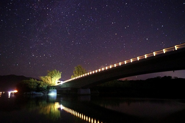 名藏大橋和星空的倒影