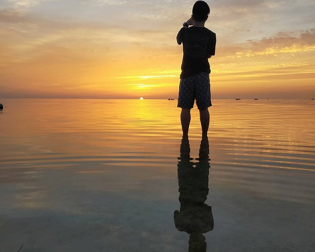 鏡面般的水面和夕陽