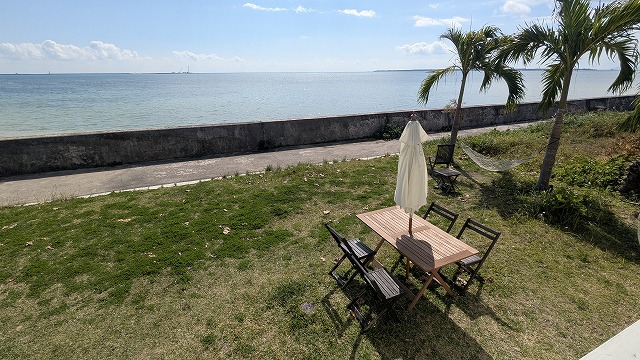 草坪座位、吊床和大海